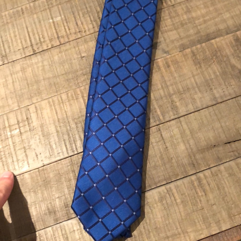 Geoffrey Beene tie3  inches wide